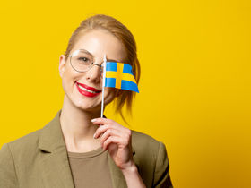 Frau mit schwedischer Flagge